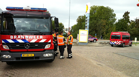 De hulpdiensten bij het gaslek aan de Grindweg in Tholen.