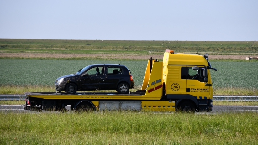 Bergingsbedrijf Van Egeraat heeft het voertuig getakeld en afgevoerd.