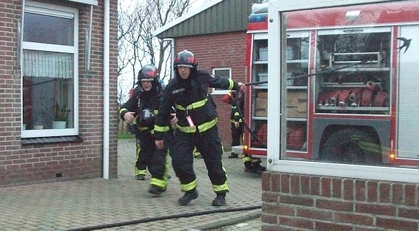 De brandweer bij de woning in Meliskerke.