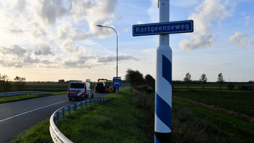 Auto beschadigd bij ongeval N255 Colijnsplaat.