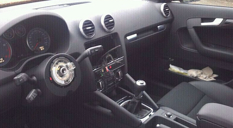 Uit een Audi werd een navigatie en stuur met airbag gestolen.