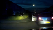 Man springt uit rijdende auto bij achtervolging in Axel