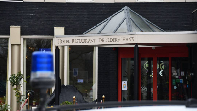 De politie nam in het kantoor in het hotel meerdere datadragers in beslag