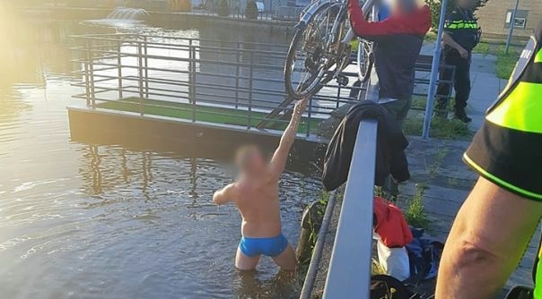 De man trok zijn kleren uit en heeft de fiets weer uit het water gehaald.