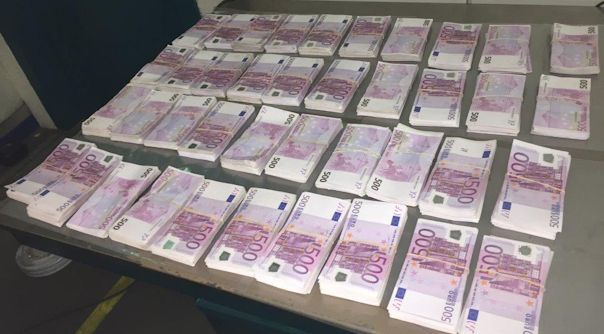 Het aangetroffen geldbedrag bestond volledig uit biljetten van 500 euro.