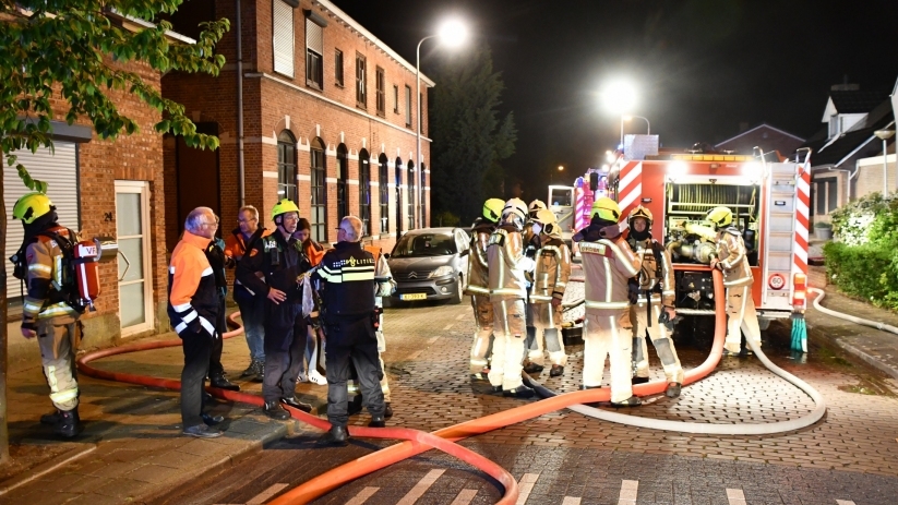 De hulpdiensten bij de grote brand woensdagavond in Nieuw-Namen.