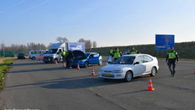 Politie houdt verkeerscontrole aan Schietbaan in Middelburg