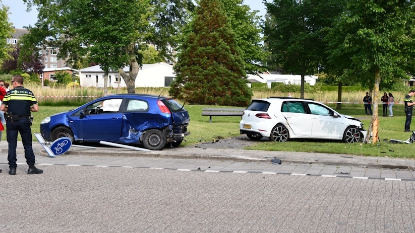 Twee ambulanceteams en een traumateam zijn ter plaatse.