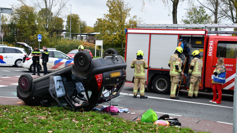 Auto over de kop bij ongeval Middelburg.