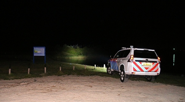 De politie op het strand bij Bruinisse maandagavond.