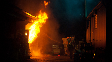 De felle brand bij de sloophandel in Terneuzen.