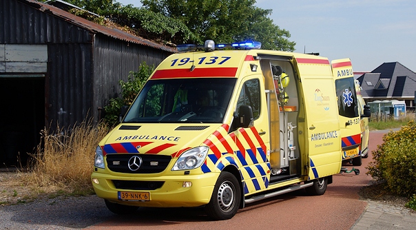De man is per ambulance naar een ziekenhuis in Belgie gebracht.