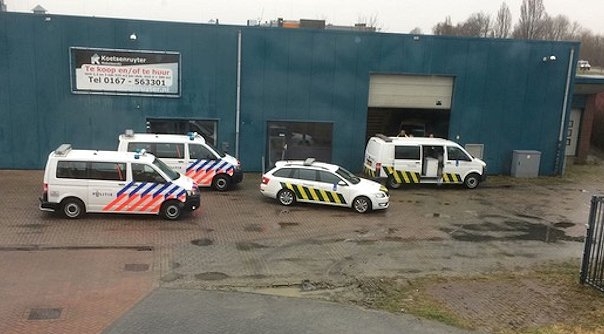 Politie en douane vorige week donderdag bij de loods in Tholen