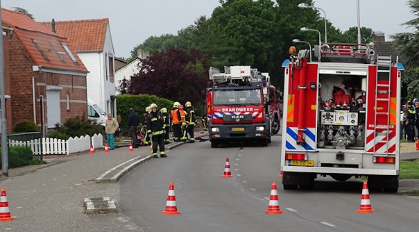 De brandweer ter plaatse bij het brandadres in Sint Jansteen.