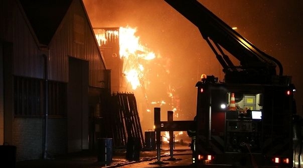 De brand ontstond rond 02.30 uur in het magazijn van het bedrijf.
