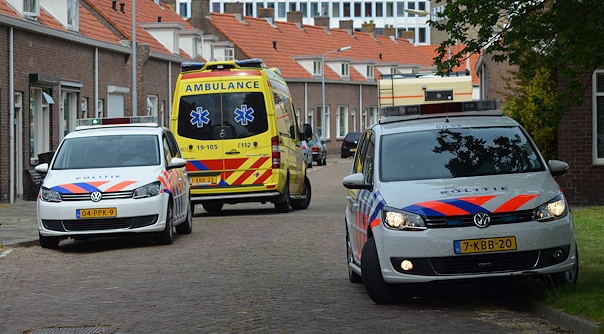 Politie en ambulance ter plaatse bij het adres aan de Naereboutstraat in Goes.