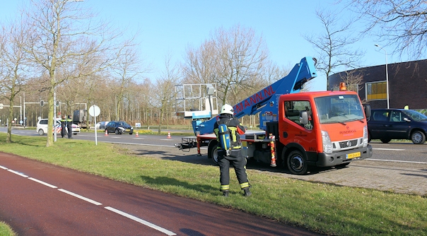 De brandweer bij het voertuig in Middelburg.