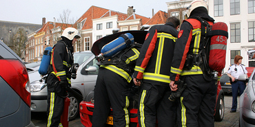 Rokende auto op Damplein in Middelburg