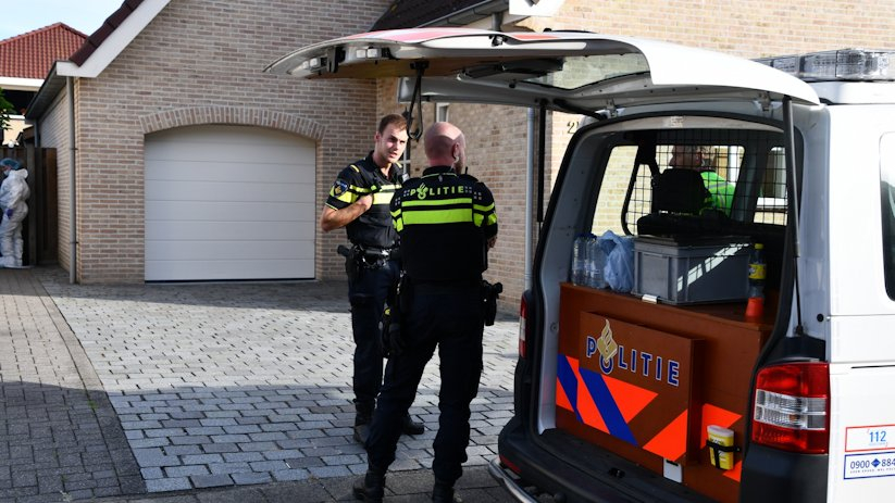 Politie-onderzoek gisteren bij de woning in Wemeldinge.