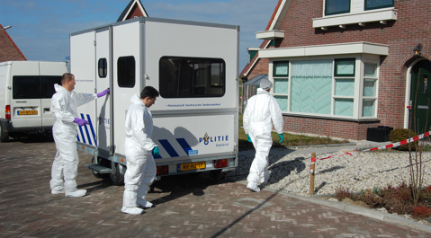 Het onderzoek bij de woning in Kattendijke in maart 2009.