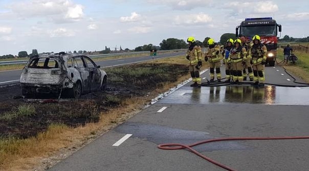 Er raakte niemand gewond. De auto brandde volledig uit.