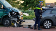 Bestelbus en personenauto beschadigd bij botsing Tholen