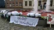Water verandert in bloed voor pro-Palestinademonstratie in Middelburg