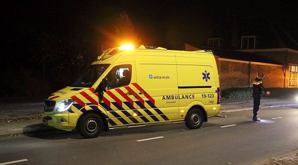 De ambulancedienst is ter plekke gekomen om de vrouw af te voeren naar het ziekenhuis.