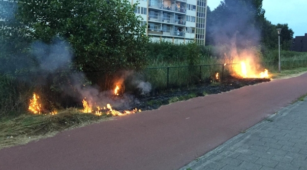 De brand werd rond 21.10 uur ontdekt langs het fietspad.