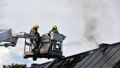 Brand op dak met zonnepanelen in Hulst