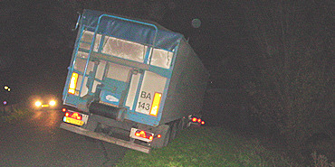 Truck zakt weg in Wolphaartsdijk