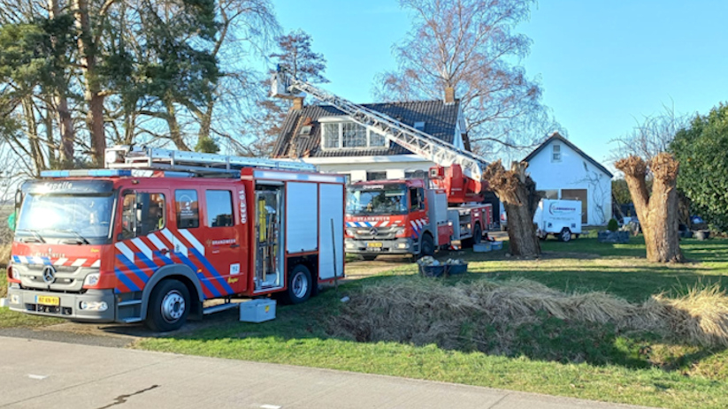 Meerdere brandweereenheden werden ingezet voor de schoorsteenbrand.