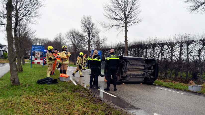 Automobilist belandt op zijkant bij eenzijdig ongeval Oudelande.