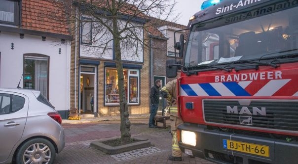 De brandweer bij de woning in Sint-Philipsland.