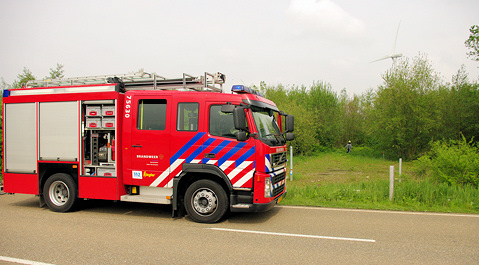 De brandweer bij het brandje aan de Lange Blikstraat in Sluiskil