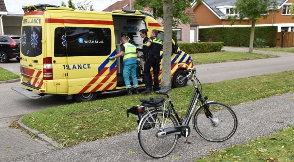 De fietser is per ambulance naar het ziekenhuis gebracht.