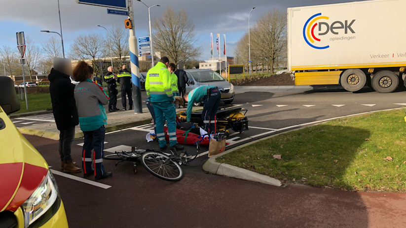 Het ongeluk gebeurde op de rotonde bij de Van Hertumweg.