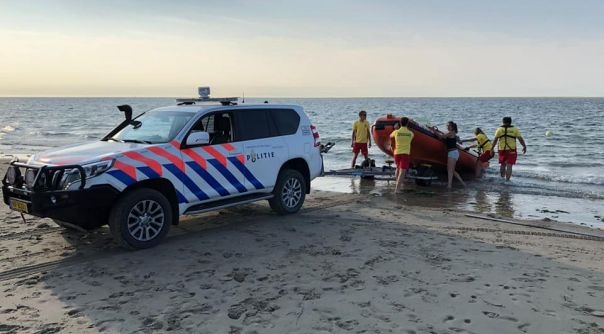 Strandwachten van de post Jan van Renesseweg gingen met hun boot naar de zandplaat.