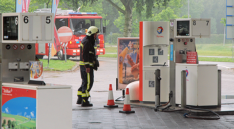 Een brandweerman inspecteert de LPG-pomp.