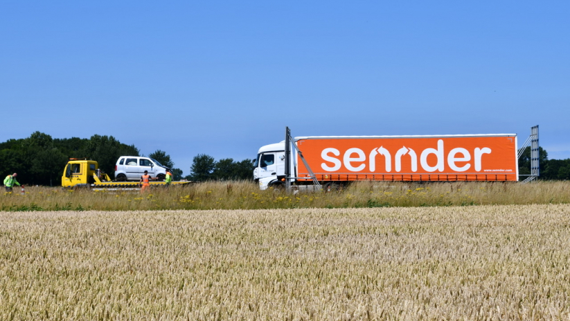 Een vrachtwagen en een personenauto botsten tegen elkaar.