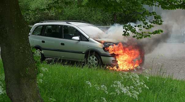 De auto raakte door de brand beschadigd.