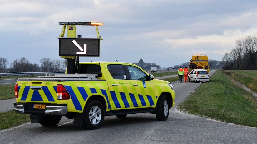 Auto getakeld na verkeersongeluk bij Hoek.