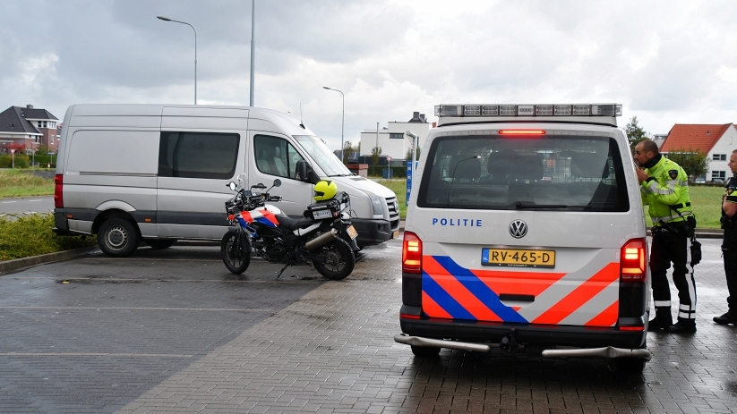 Agenten controleerden aan het einde van de middag in Middelburg een bestelbus.