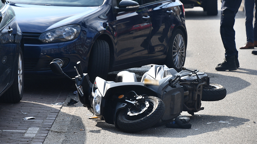 Een automobilist kwam in botsing met een scooterrijdster.