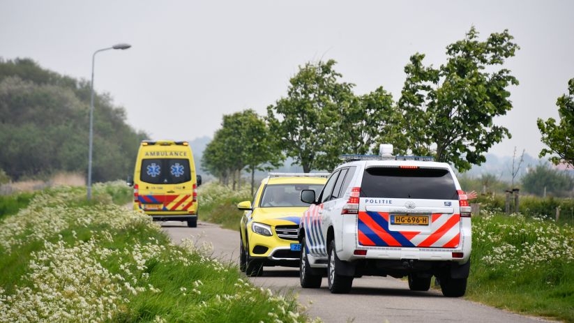 De fietsster is met spoed per ambulance afgevoerd.