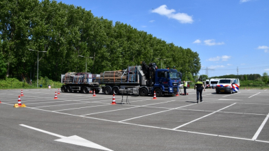 Politie controleert vrachtwagens rond Westerscheldetunnel