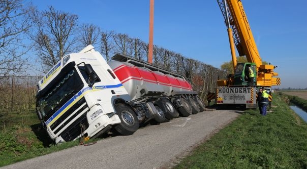 Op de smalle Beeldhoeveweg kantelden dit jaar al zeker twee vrachtwagens.
