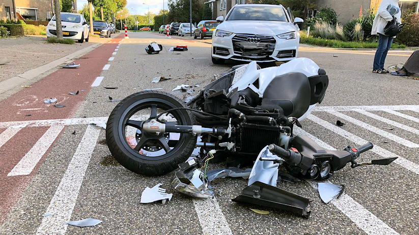 De scooterrijder werd met spoed naar het ziekenhuis vervoerd.