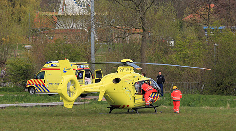 De patiënt wordt overgeladen in de traumahelikopter.