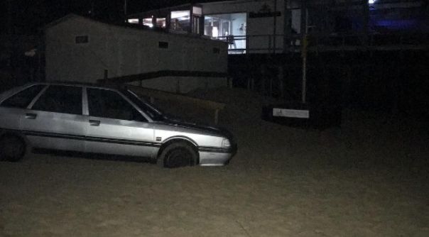 De auto kwam vast te zitten in het zand.